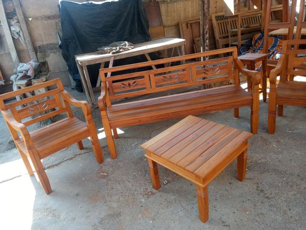 Conjunto de sofá, cadeira e mesa em madeira