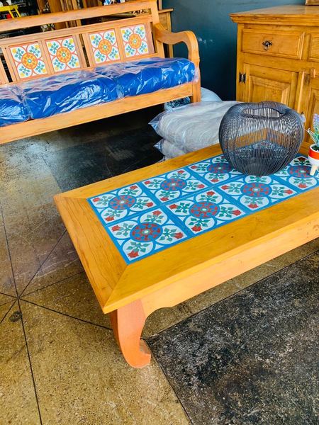 Mesa de centro com tampo de azulejos